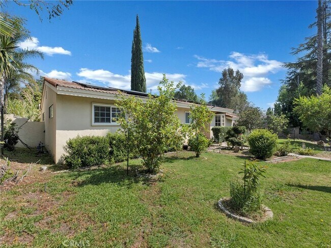 Building Photo - 10918 Reseda Blvd