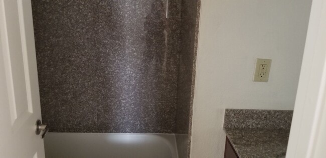 Building Photo - Beautiful 2 bedroom condo for Rent