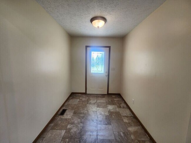 Building Photo - Enjoy comfortable living in this spacious all-electric home