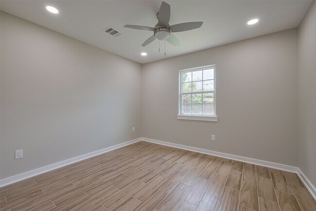 Building Photo - 4111 Beggs St