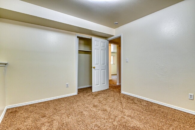 Building Photo - Fantastic Home In Village Seven For Rent