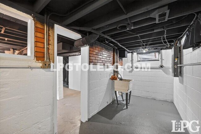 Building Photo - 4140 Caroline Ave