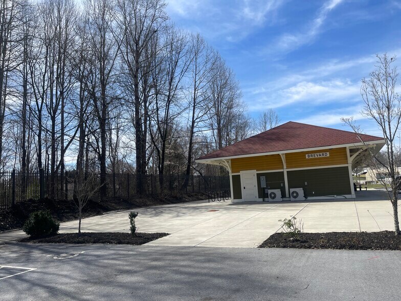 Building Photo - 119 Creekside Dr