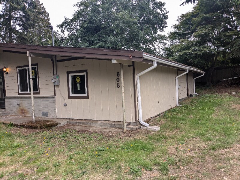 Building Photo - 605 S 207th St