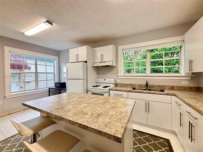 Building Photo - 1654 SW 14th Terrace