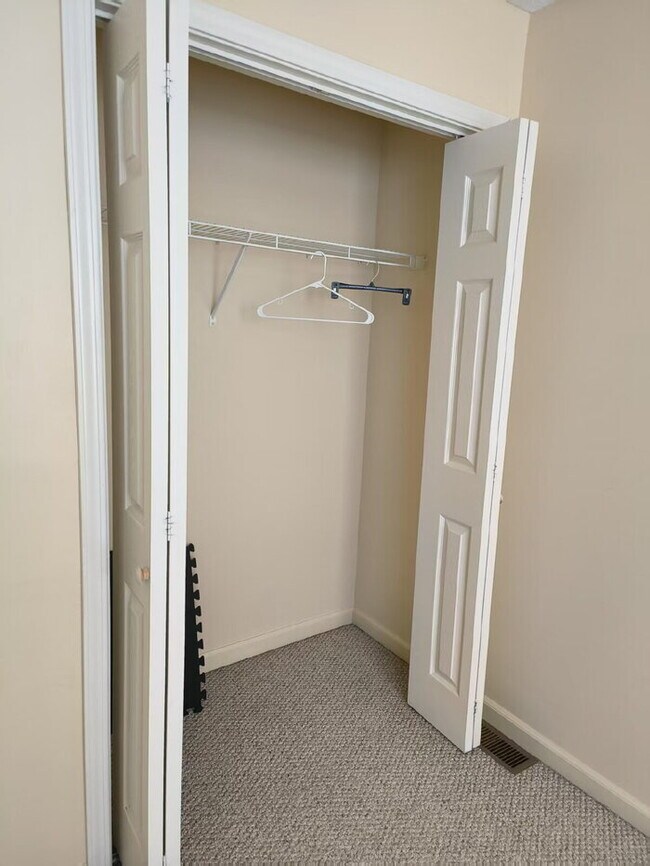 Building Photo - Reduced: 3BR/2.5BA Condo with attached single-bay garage on Southeast side