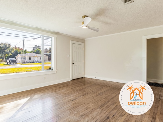 Building Photo - Cozy 2 Bedroom House with Large Yard in Pe...