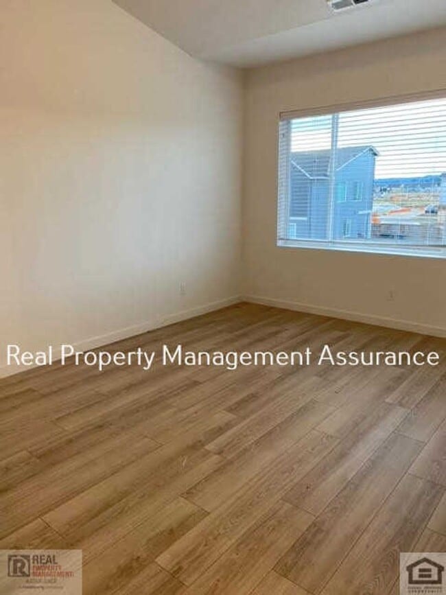 Building Photo - Modern 3 Bedroom Duplex With Garage!!