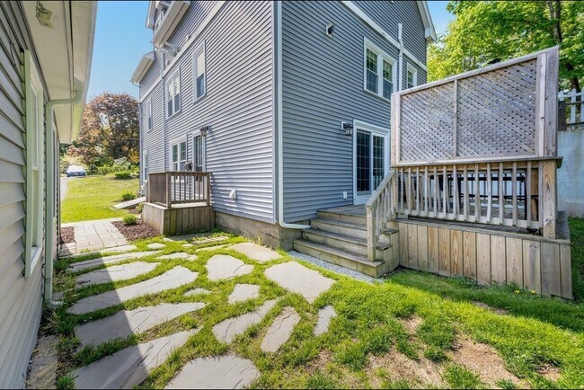 Building Photo - 98 Mill St