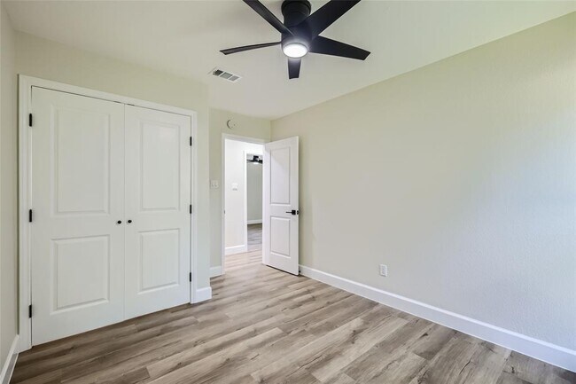 Building Photo - 3501 Santa Fe Dr
