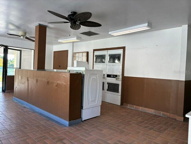 Building Photo - 5999 Village Cir N