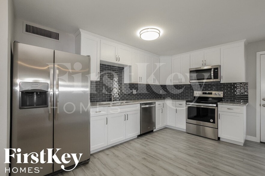 Building Photo - 15034 N 38th St