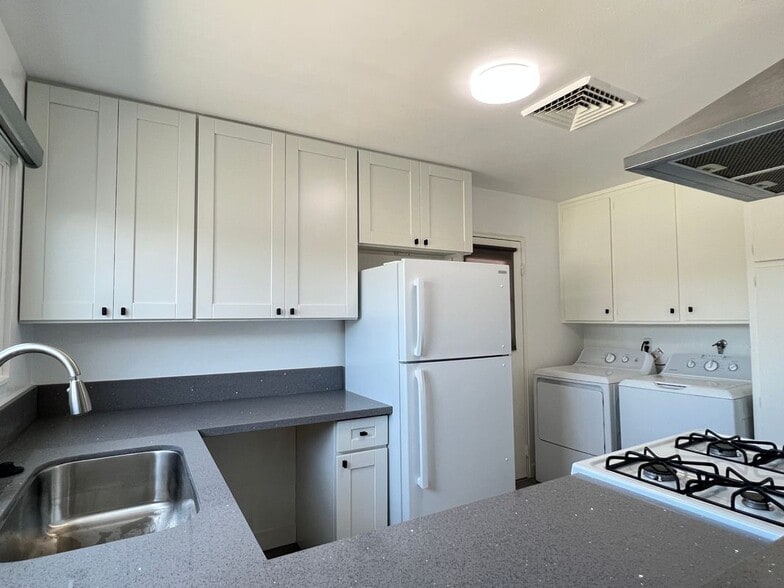 Building Photo - 1728 Larchwood Ave