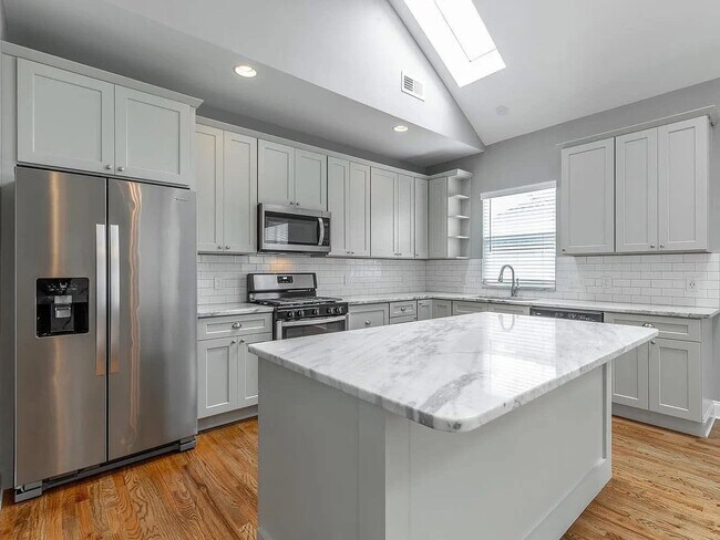 Primary Photo - 1610 E 12th St