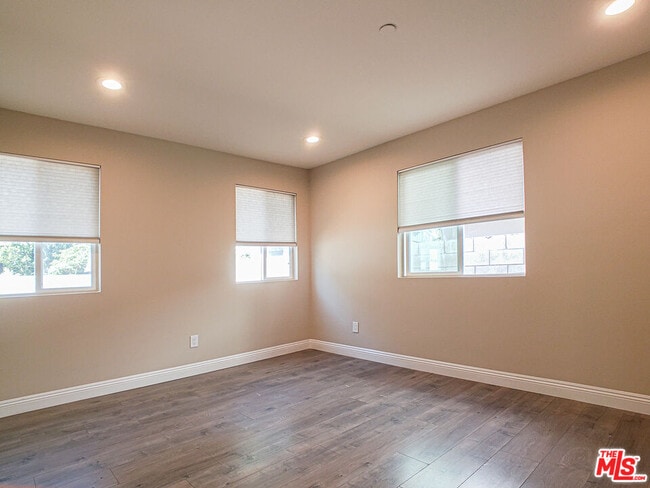 Building Photo - 965 N Wilton Pl