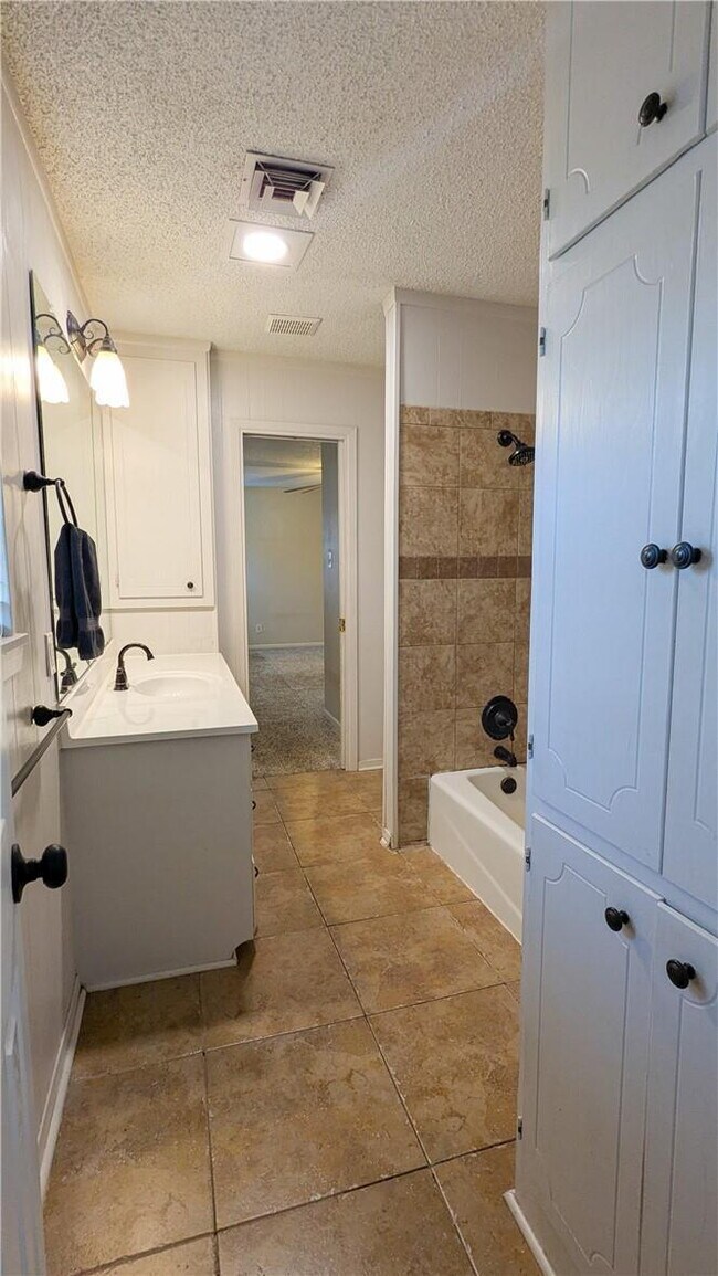 Building Photo - ***LABOR DAY SPECIAL! $600 OFF FIRST FULL ...