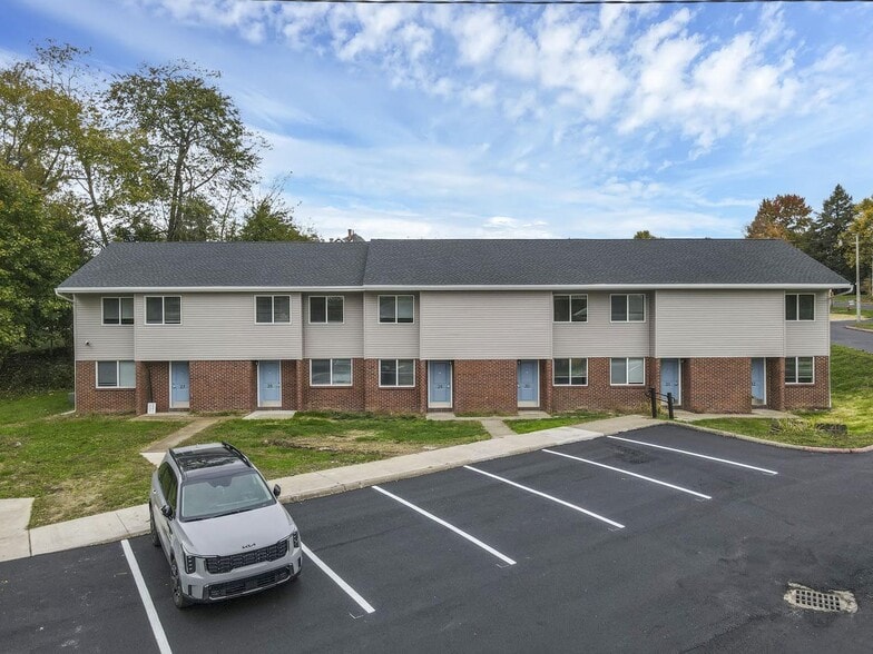 Primary Photo - Plumly Townhomes