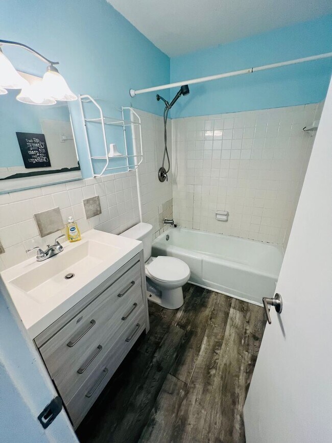 Building Photo - 3/1.5 Duplex in Fisherman's Haven
