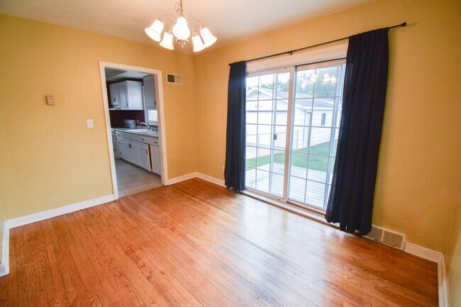 Building Photo - Conveniently located 3 bed 1.5 with Fenced In Yard Available NOW!