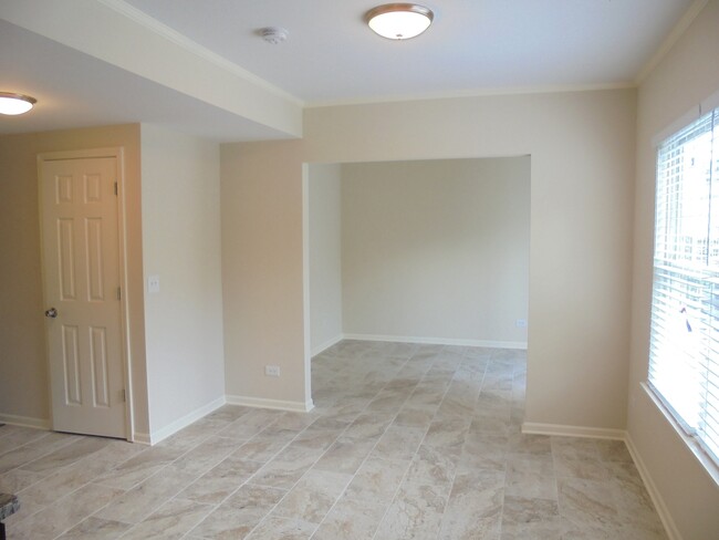 Building Photo - 1202 N Village Dr