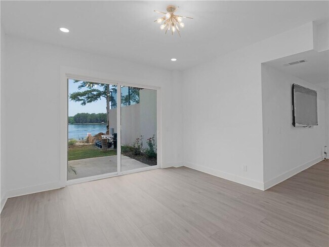 Building Photo - 3258 S Bay Dr