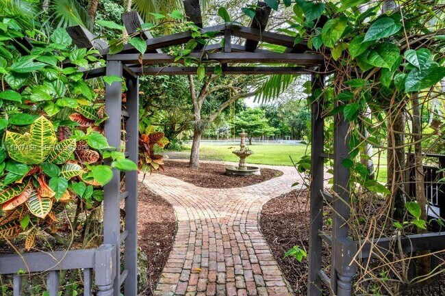 Building Photo - 7405 SW 79th Ct