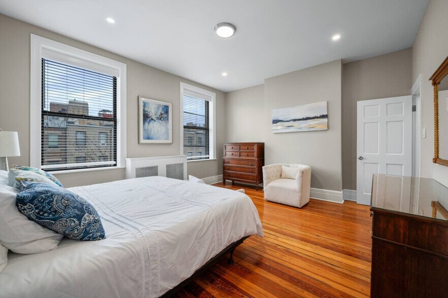 Building Photo - 215 W 138th St