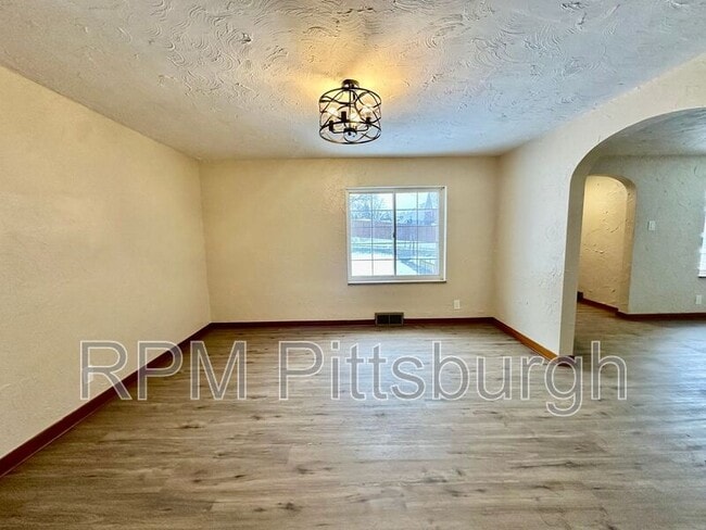 Building Photo - 533 Freeport Rd