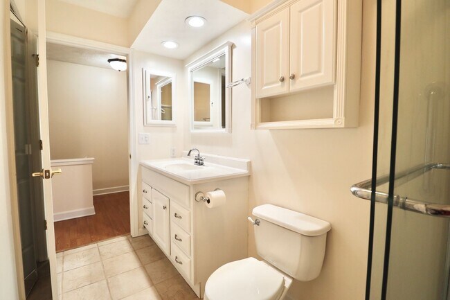 Building Photo - 2 Bedroom/2 Bath Townhouse near Stadium - ...