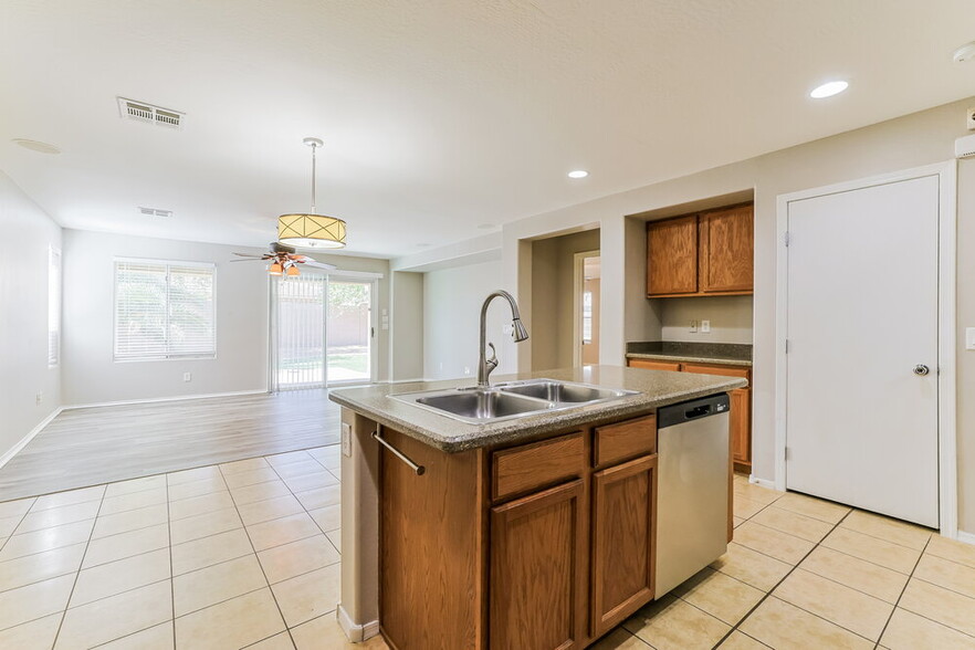 Building Photo - 1505 E Lakeview Dr