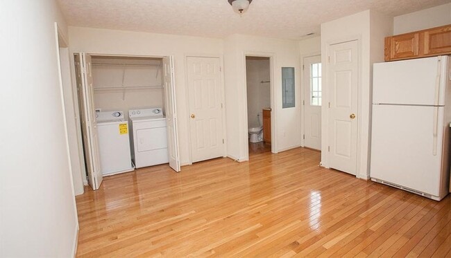 Building Photo - Well Maintained Townhouse in Great Location!