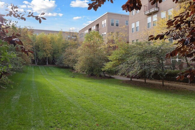 Building Photo - 645 N 1st St