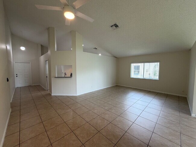 Building Photo - Beautiful Home with Large Great Room!