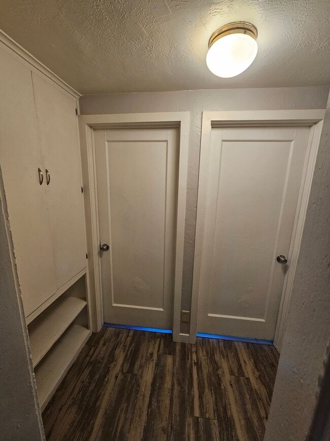 Building Photo - 2 Bedroom 1 Bath Upstairs Apartment in Chico!