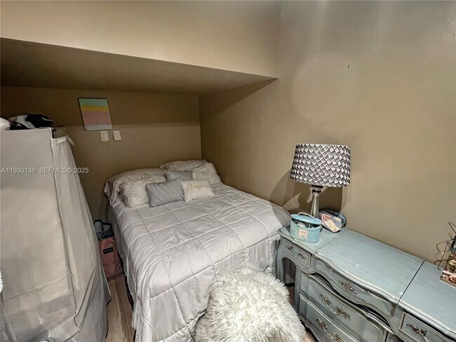 Building Photo - 10110 SW 166th Ct