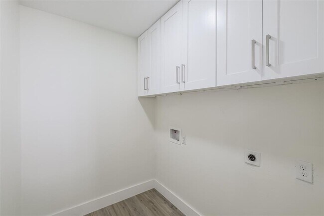Building Photo - 1311 Sand Stone Dr