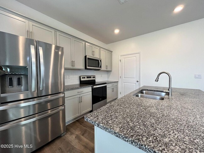 Building Photo - 275 Roberts Pl