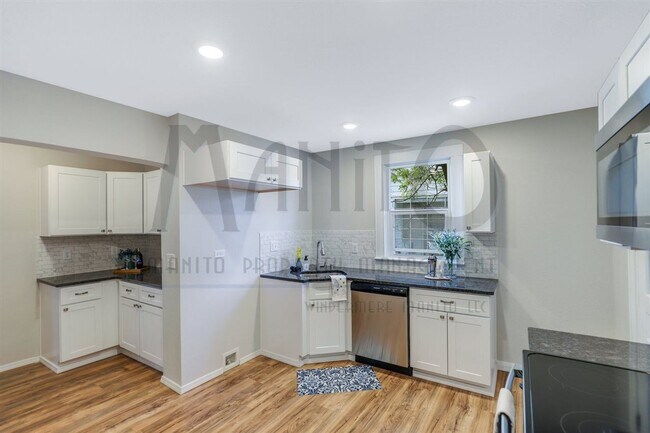 Building Photo - Charming home blocks from Kendall Yards