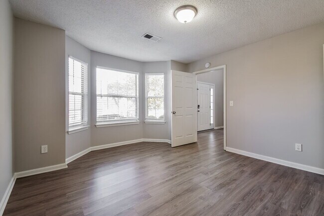 Building Photo - 3827 Riverview Bend