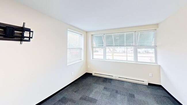 Building Photo - 1605 Schmedeman Ave