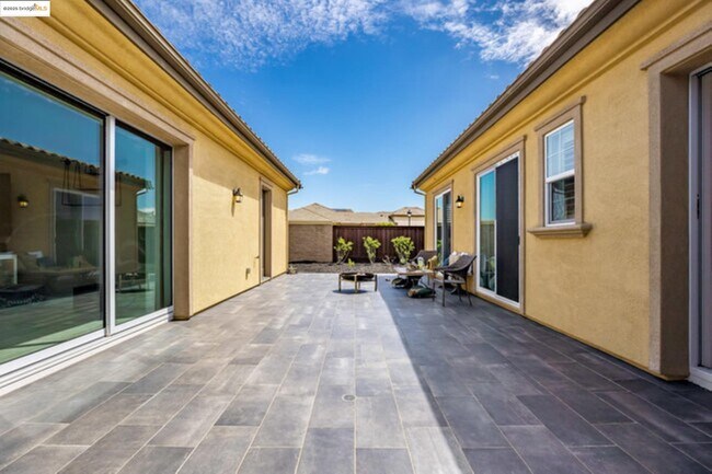 Building Photo - 2258 Reserve Dr