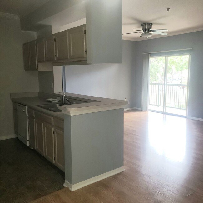 Building Photo - Water view! great 2nd floor 1bed/1bath in desirable Pinnacle at Carrollwood condo
