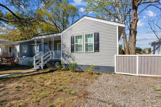 Building Photo - Chic & Modern North Charleston Home with Spacious Backyard