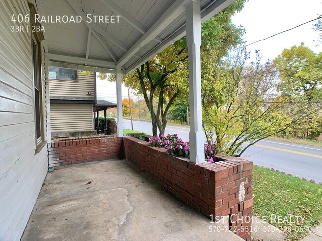 Building Photo - 406 Railroad St