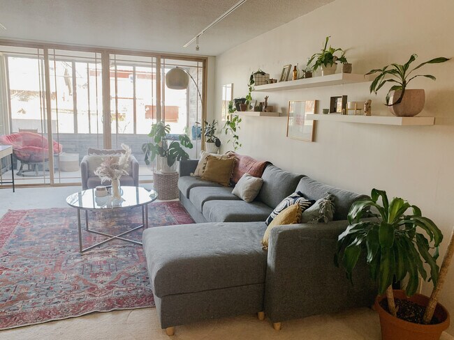 Building Photo - 1050 N Corona St