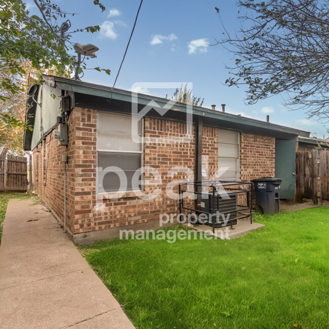 Building Photo - $1365! 2 Bed/ 2 Bath Duplex! $350 off initial costs! Apply before 4/9!