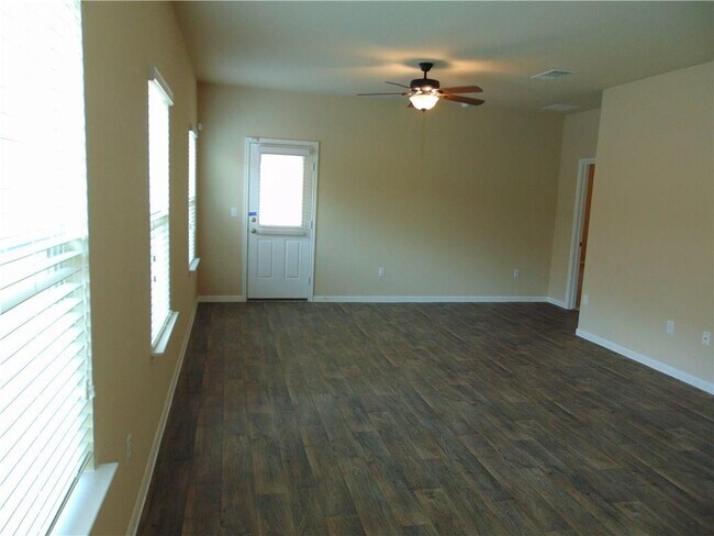 Building Photo - 305 Cibolo Creek Dr