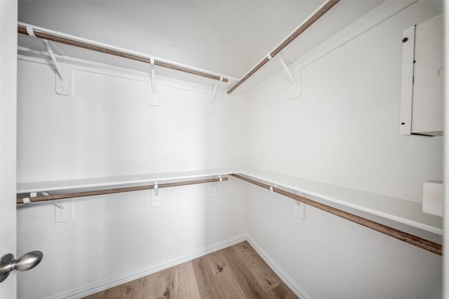 Building Photo - 6000 Meadowglen Dr