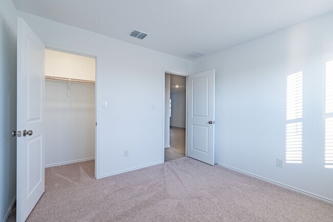 Building Photo - Stunning 3 bedroom, 2 bathroom home in Kyle!!!