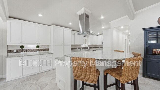 Building Photo - 156 Trelawney St